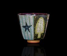 画像をギャラリービューアに読み込む, 伊藤北斗 釉刻色絵金銀彩 面取ぐい呑 -Woodpecker-