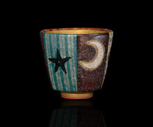 画像をギャラリービューアに読み込む, 伊藤北斗 釉刻色絵金銀彩 面取ぐい呑 -Anglerfish-