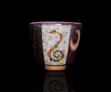 画像をギャラリービューアに読み込む, 伊藤北斗 釉刻色絵金銀彩 面取ぐい呑 -Snake-