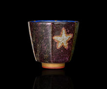 画像をギャラリービューアに読み込む, 伊藤北斗 釉刻色絵金銀彩 面取ぐい呑 - Squid-