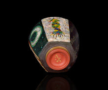 画像をギャラリービューアに読み込む, 伊藤北斗 釉刻色絵金銀彩 面取ぐい呑 - Squid-