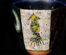 画像をギャラリービューアに読み込む, 伊藤北斗 釉刻色絵金銀彩 面取ぐい呑 - Squid-