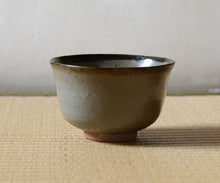 Load image into Gallery viewer, Raizan Yasunaga Kawa-kujira Chawan