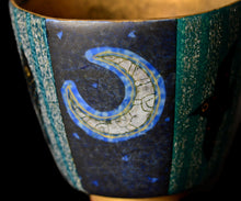 画像をギャラリービューアに読み込む, 伊藤北斗 釉刻色絵金銀彩 面取ぐい呑 - Octopus-