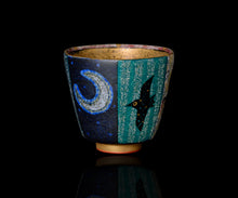 画像をギャラリービューアに読み込む, 伊藤北斗 釉刻色絵金銀彩 面取ぐい呑 - Octopus-