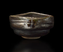 画像をギャラリービューアに読み込む, 吉見螢石 織部黒沓茶盌 銘「弦月」