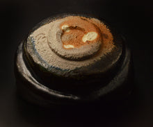 画像をギャラリービューアに読み込む, 吉見螢石 織部黒沓茶盌 銘「弦月」