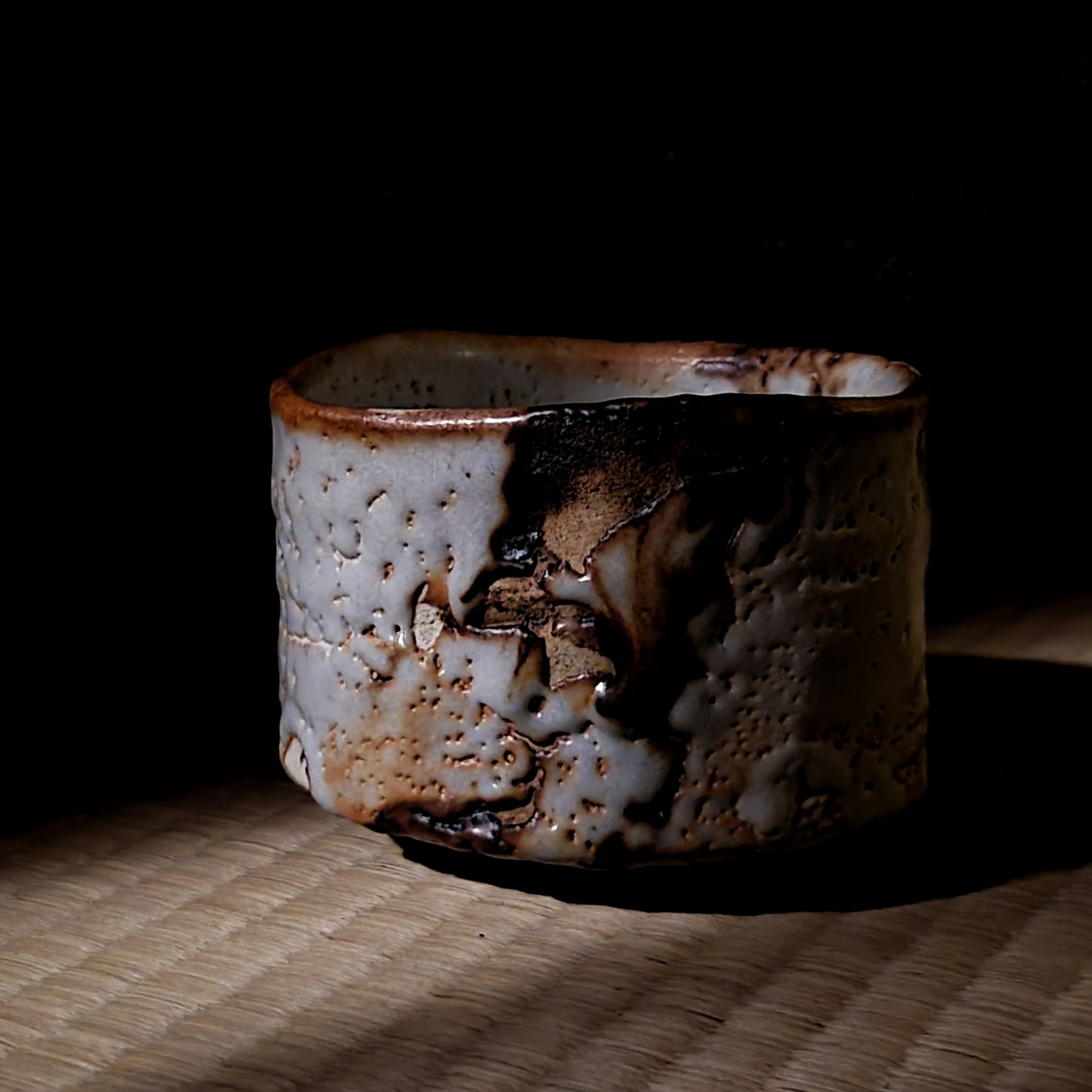 加藤亮太郎 志埜茶盌 銘「焔牙」 – 窯と土～Kama-to-tsuchi～