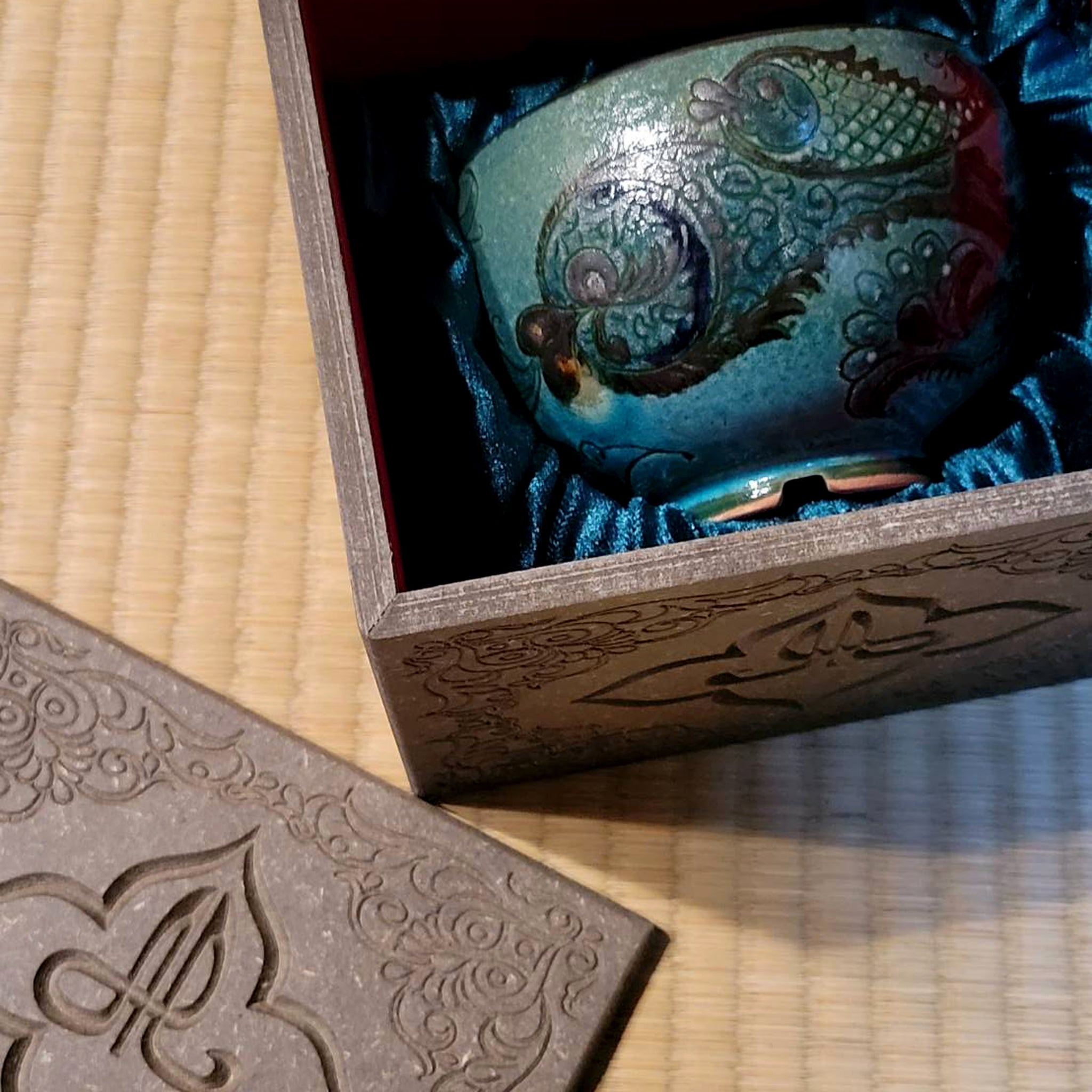 アリシェルナジロフ 魚文線刻切高台茶碗 – 窯と土～Kama-to-tsuchi～