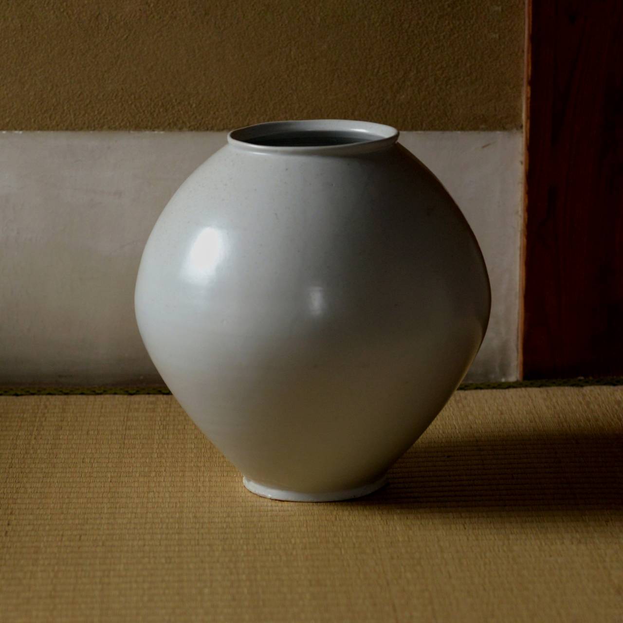 森岡由利子 白磁満月壺 – 窯と土～Kama-to-tsuchi～