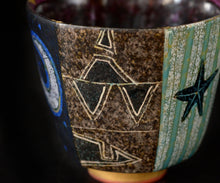 画像をギャラリービューアに読み込む, 伊藤北斗 釉刻色絵金銀彩 面取ぐい呑 -Woodpecker-
