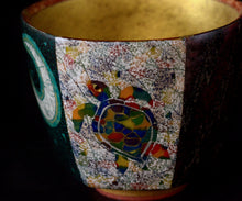 画像をギャラリービューアに読み込む, 伊藤北斗 釉刻色絵金銀彩 面取ぐい呑 -Turtle-
