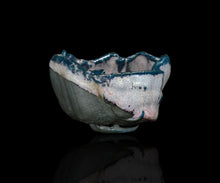 画像をギャラリービューアに読み込む, 加藤真美 フロスト釉 酒盃「玄武」
