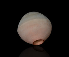 画像をギャラリービューアに読み込む, アマンダトン mono no aware 天然草木染め小壺
