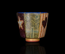 画像をギャラリービューアに読み込む, 伊藤北斗 釉刻色絵金銀彩 面取ぐい呑 - Squid-
