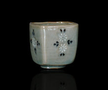 Load image into Gallery viewer, Tasuku Mitsufuji celadon inlaid square cup
