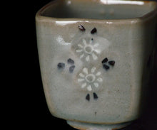 Load image into Gallery viewer, Tasuku Mitsufuji celadon inlaid square cup
