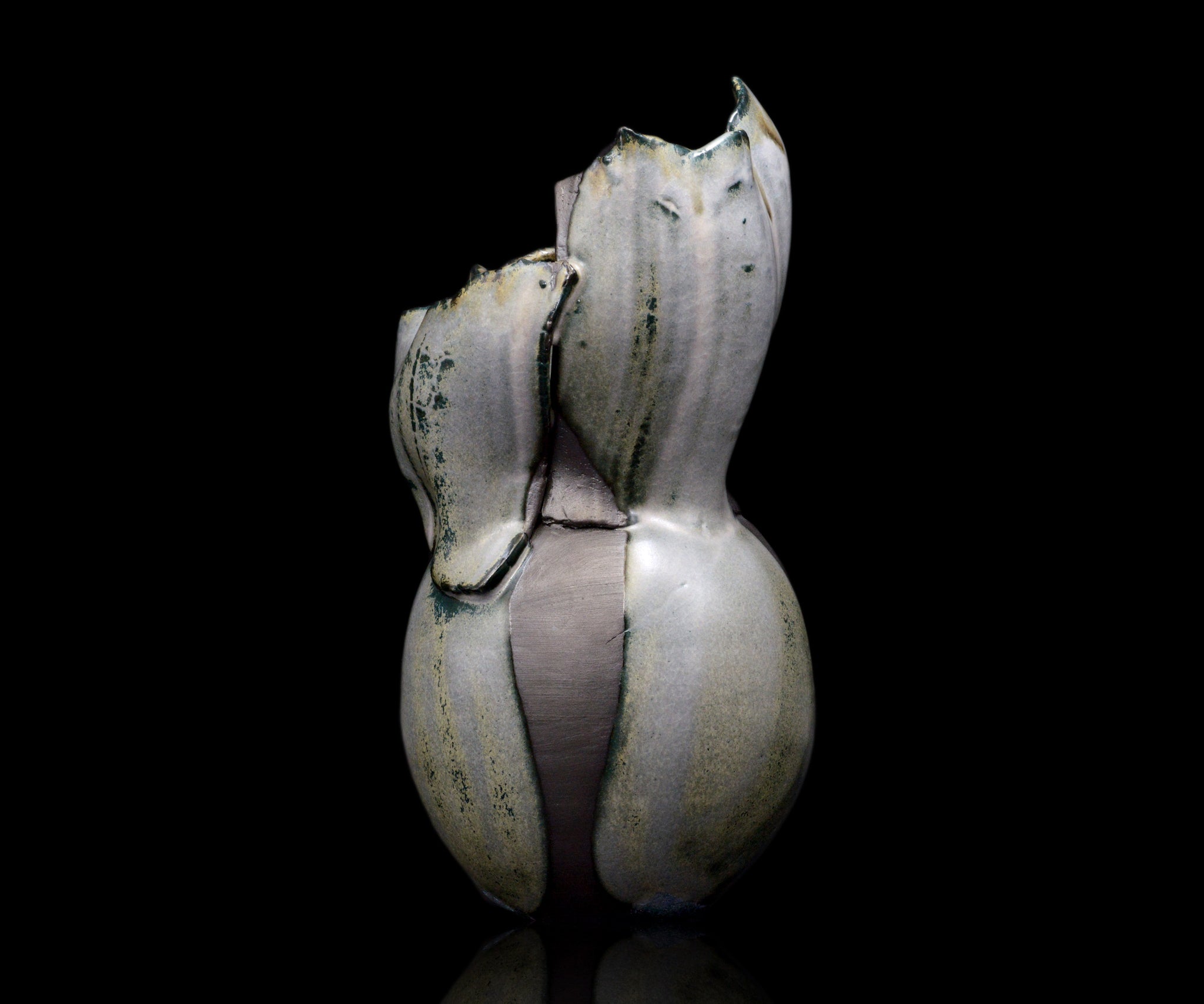 加藤真美 フロスト釉 黒磁花入 – 窯と土～Kama-to-tsuchi～