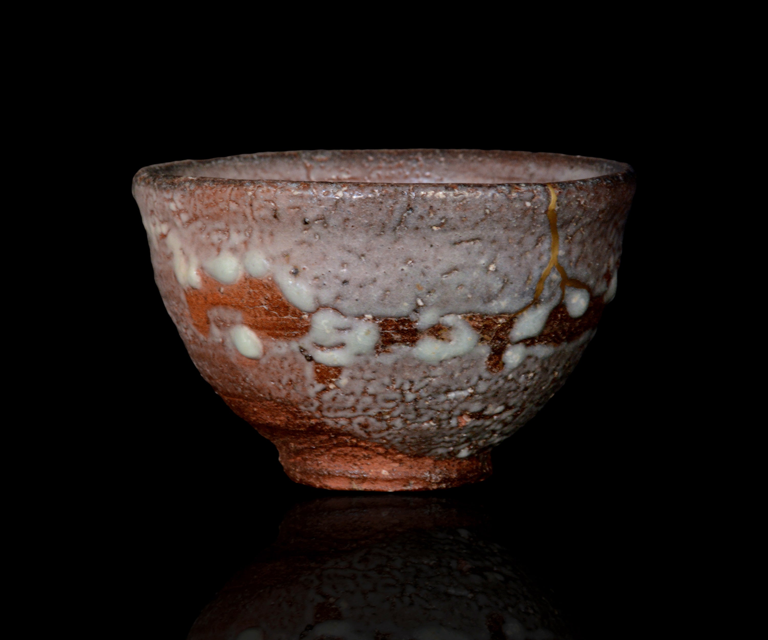 岡本作礼 唐津梅花皮茶盌 銘「雷神」 – 窯と土～Kama-to-tsuchi～