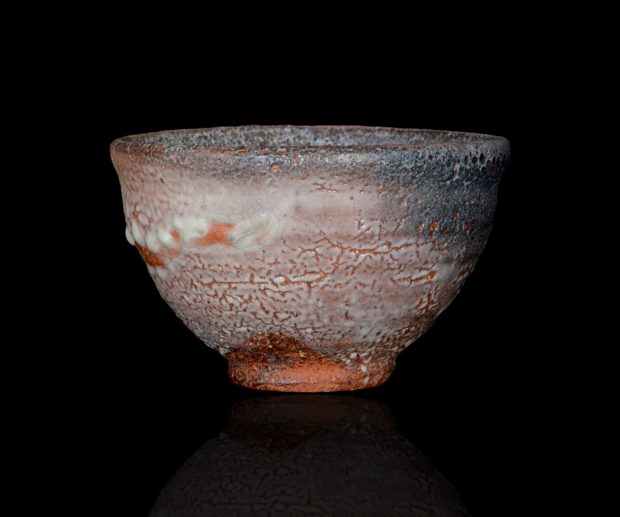 岡本作礼 唐津梅花皮茶盌 銘「雷神」 – 窯と土～Kama-to-tsuchi～