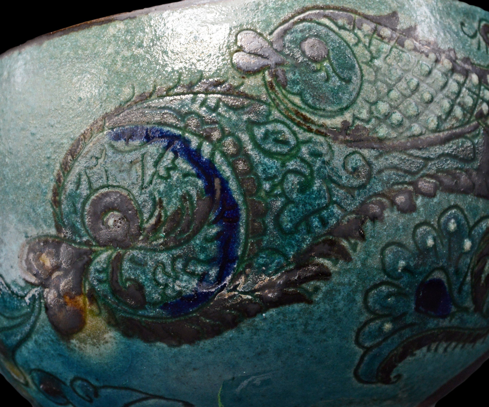 アリシェルナジロフ 魚文線刻切高台茶碗 – 窯と土～Kama-to-tsuchi～
