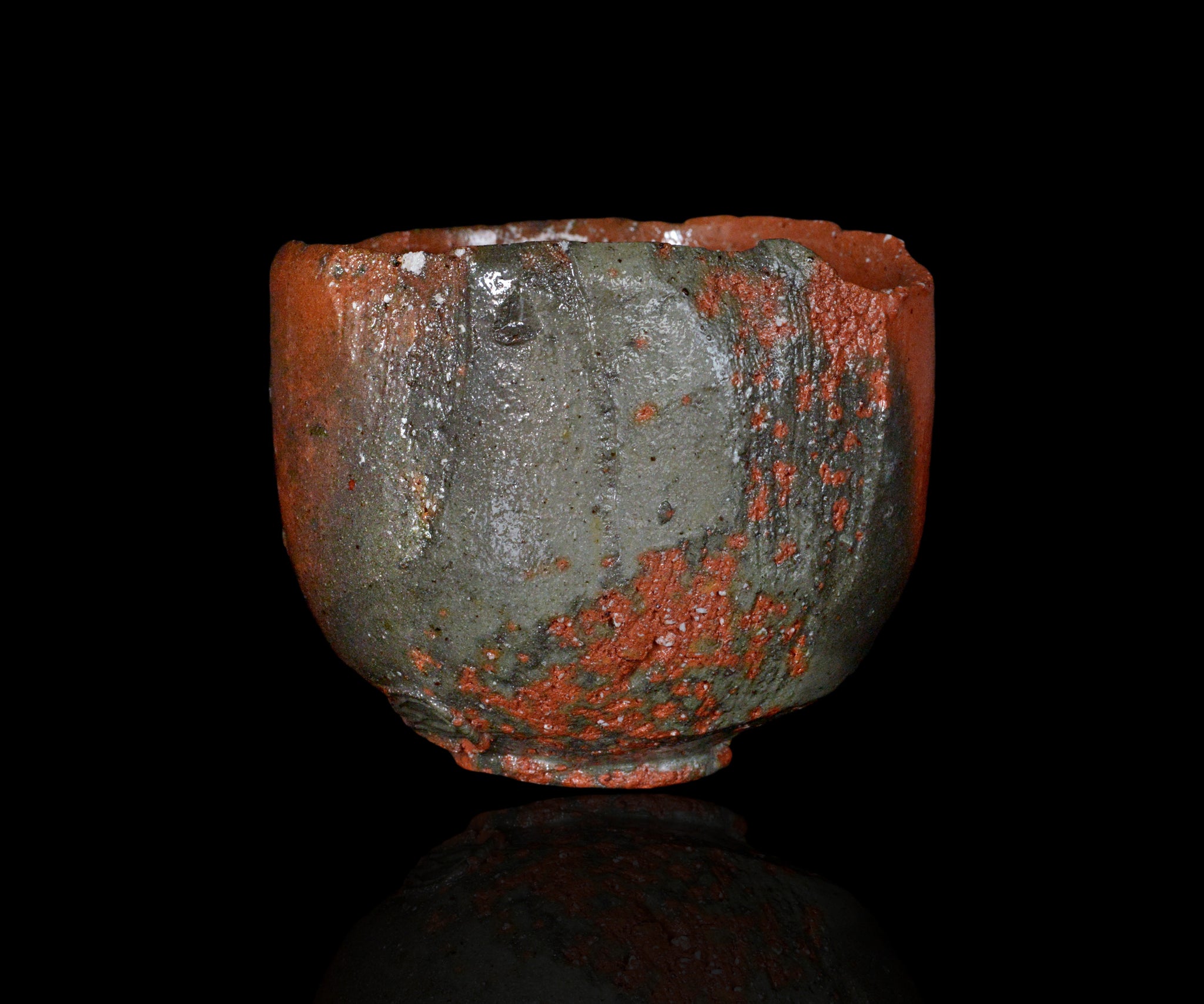 究極の美◾️蔵からかなり美しい朱色の斑点が浮かび上がる見事な黒茶碗が出て来ました。 究極の美◾️蔵からかなり美しい朱色の斑点が浮かび上がる見事な