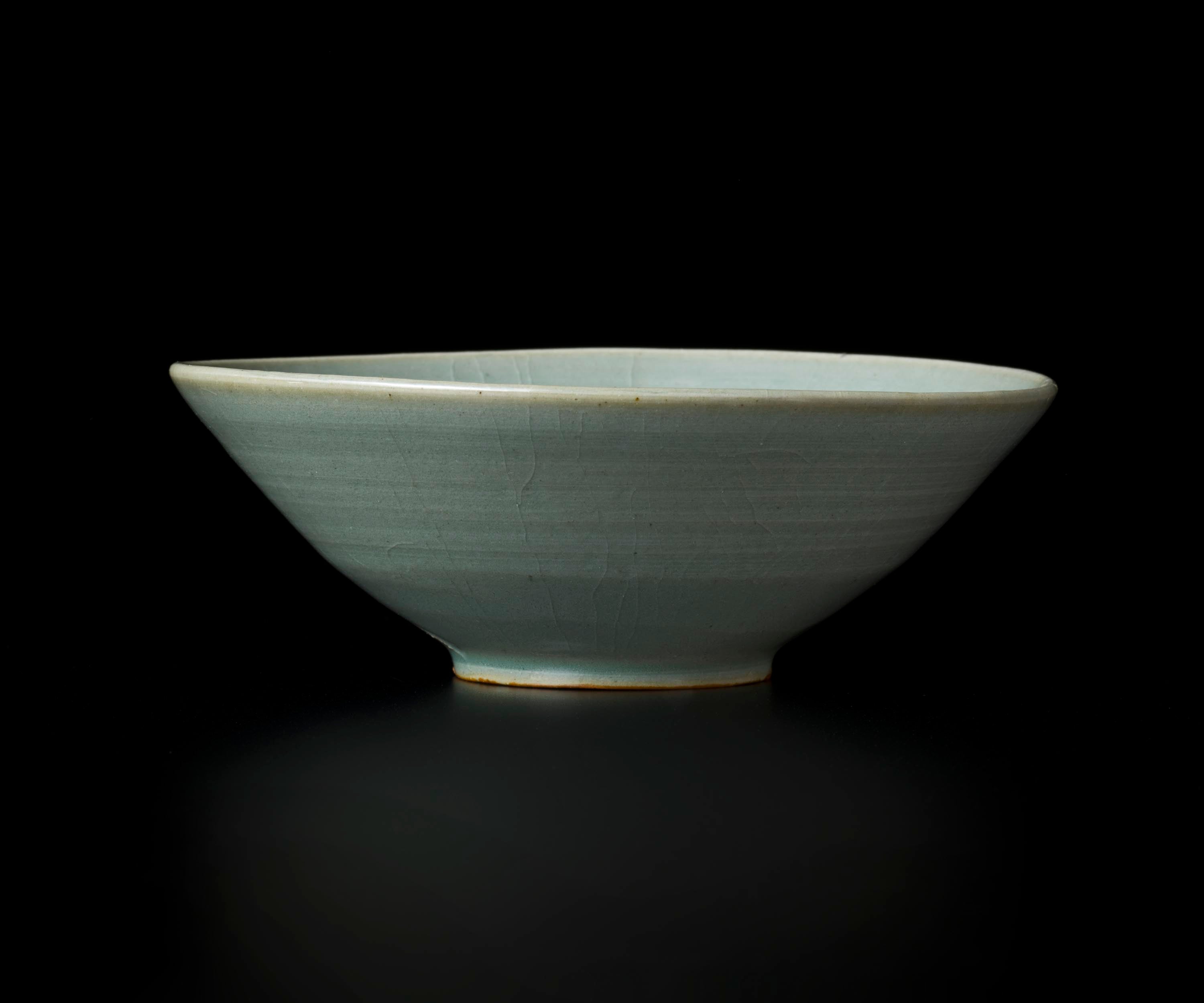 青磁象嵌　碗　箱付 Yahoo!オークション - 高麗青磁 白黒象嵌 植物・飛鶴紋 壺 箱付き