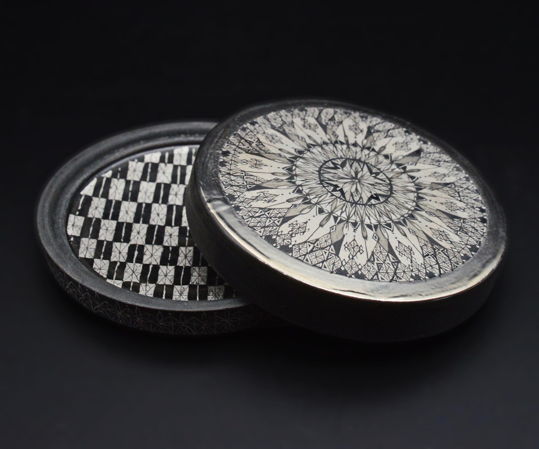 多田幸史 幾何紋白金彩 合子 – 窯と土～Kama-to-tsuchi～