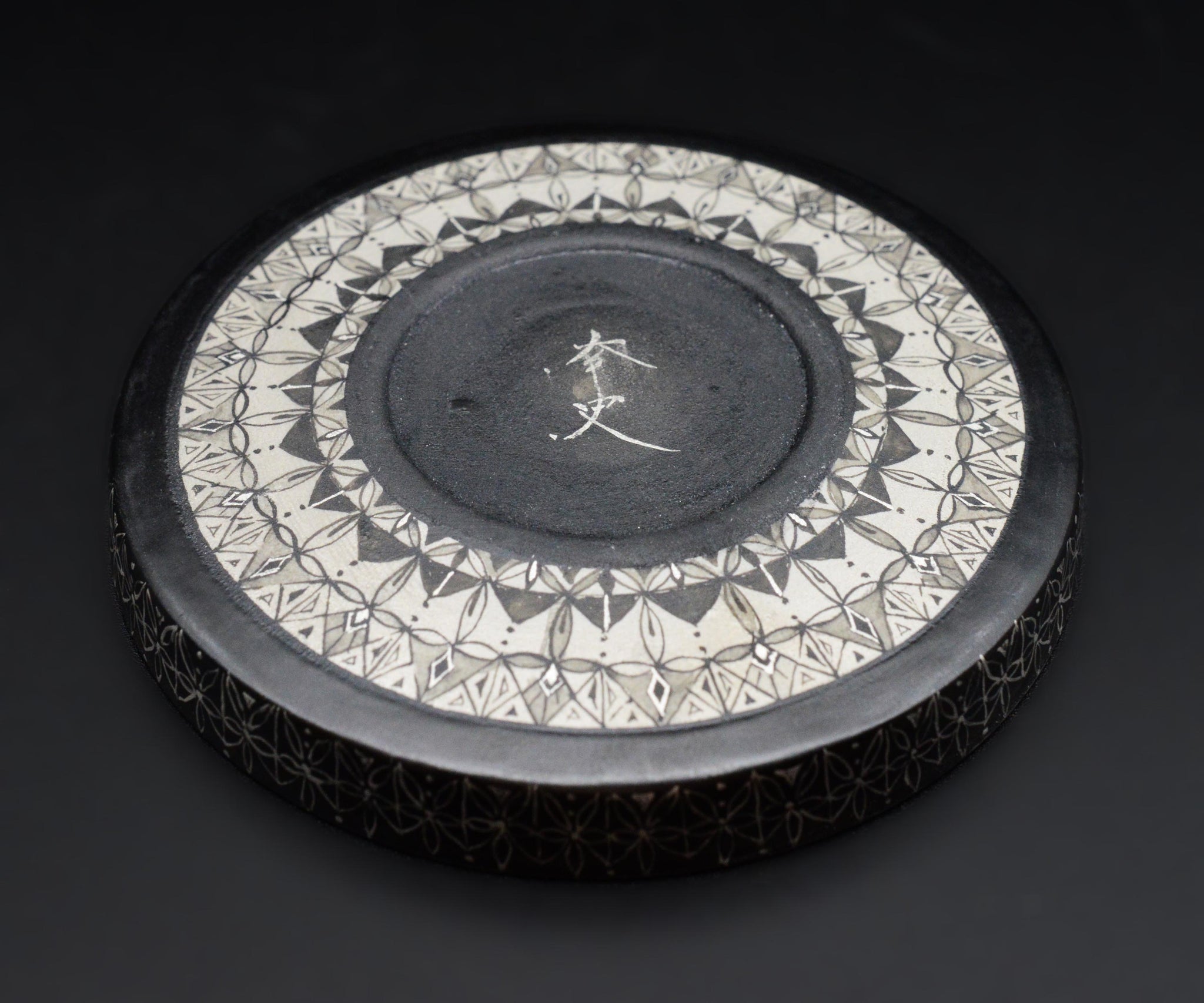多田幸史 幾何紋白金彩 合子 – 窯と土～Kama-to-tsuchi～