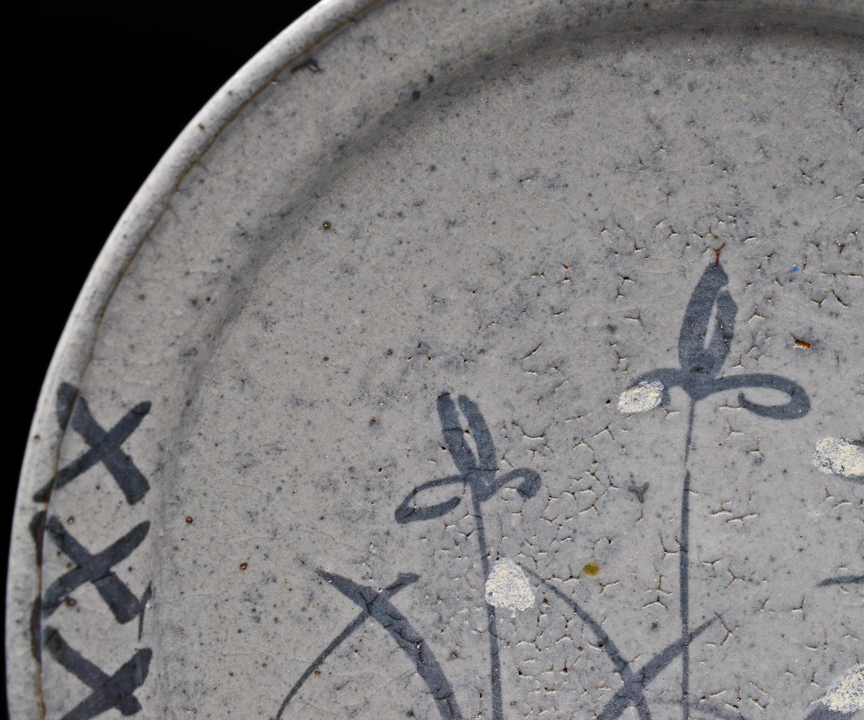 鉄絵線刻録 陶器皿　作　光籐佐 光藤佐 絵唐津皿 6寸 – 窯と土～Kama-to-tsuchi～