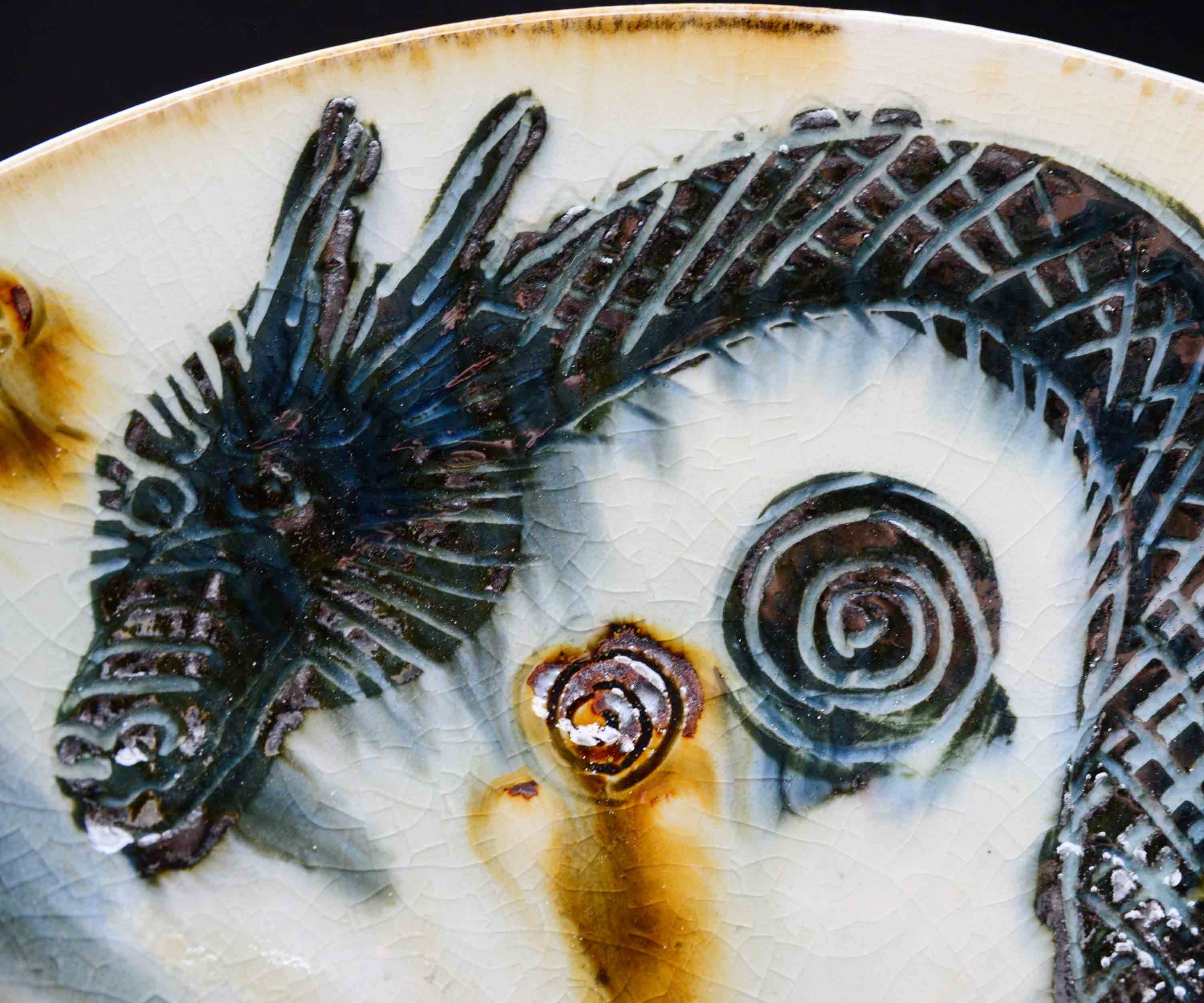 光藤佐 鉄絵線刻龍紋皿 9寸 – 窯と土～Kama-to-tsuchi～